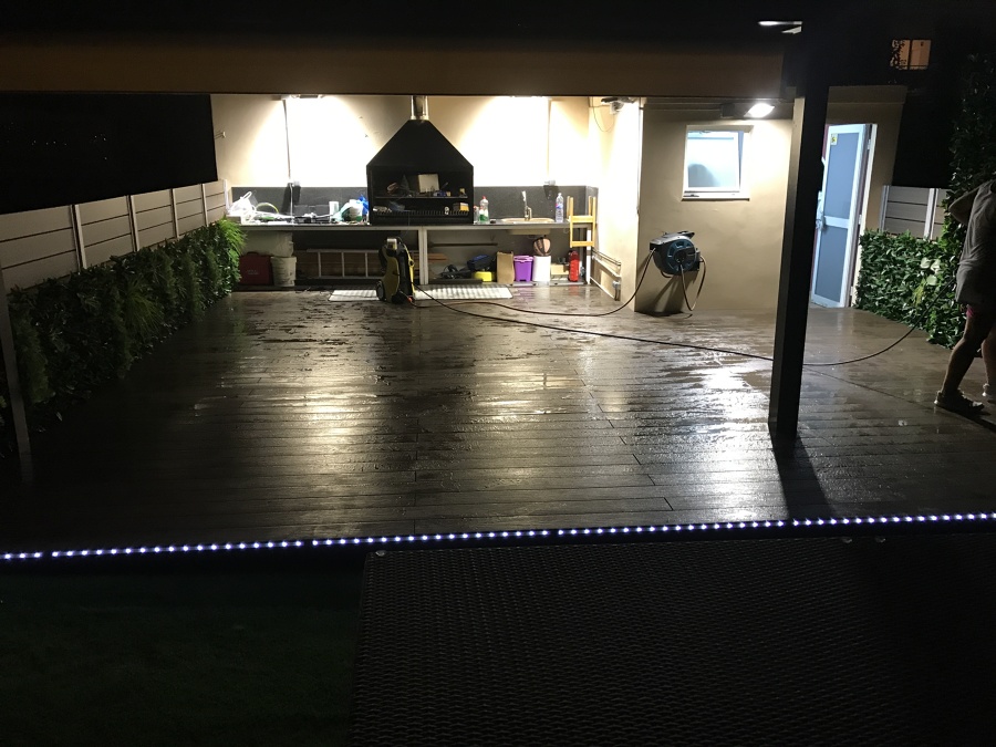 Acondicionamiento terraza, tarima tecnológica, revestiento en viroc, muro vegetal, pèrgola