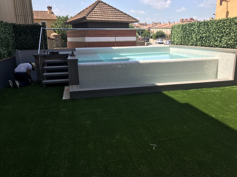 Jardin, tarima tecnológica, muro vegetal, piscina, cesped artificial