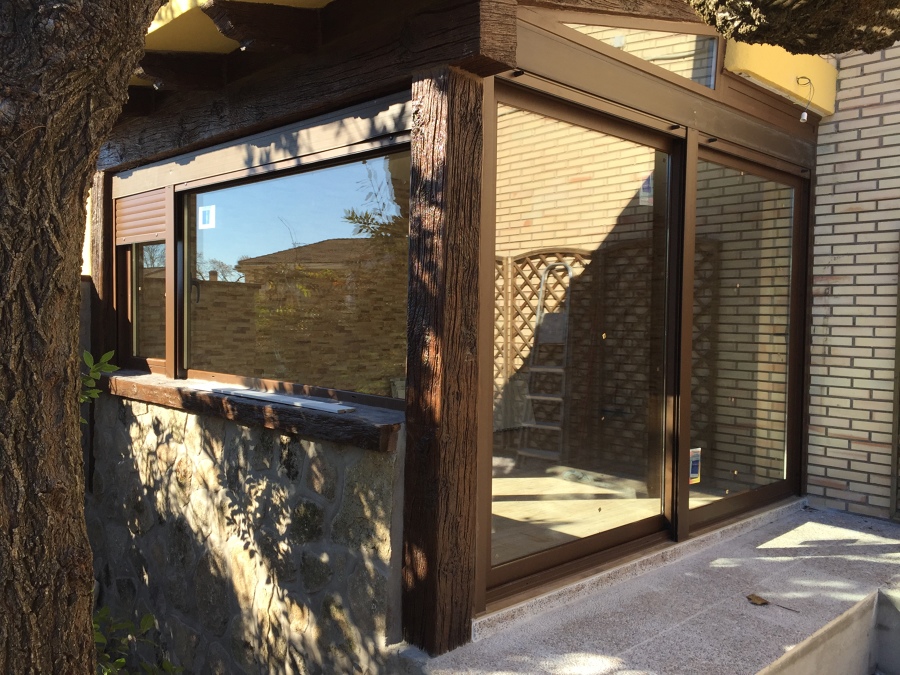 Cerramiento porche parte exterior LACADO marrón FORJA 