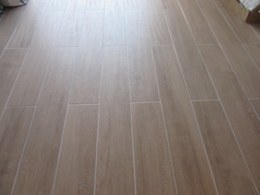 Soleria porcelanico de imitación madera.