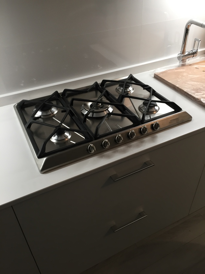 Montaje e instalación de gas y encimera Smeg 5 fuegos con dispositivo de seguridad por extincion de llama