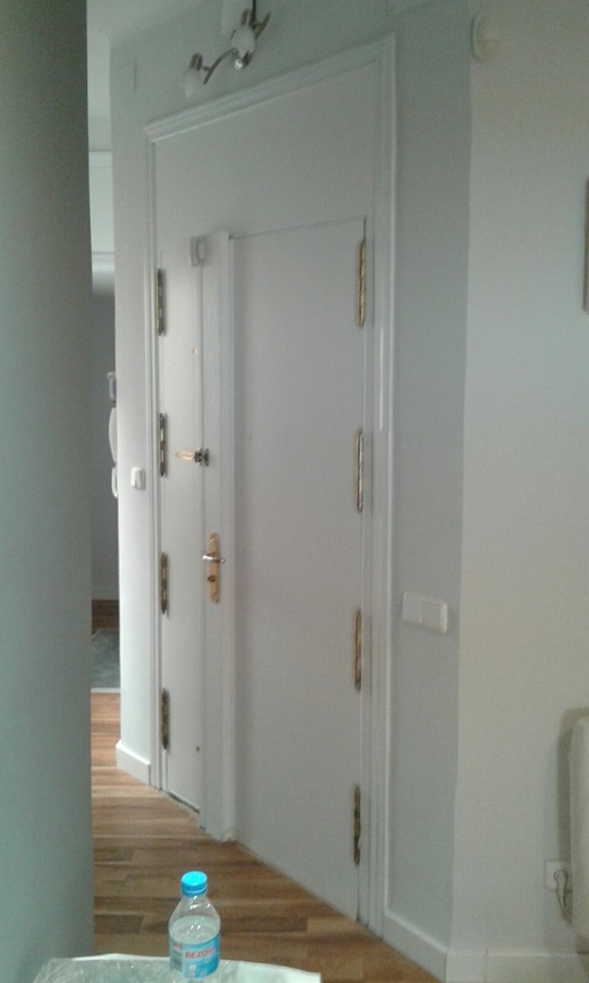 Puerta principal de vivienda unifamiliar.