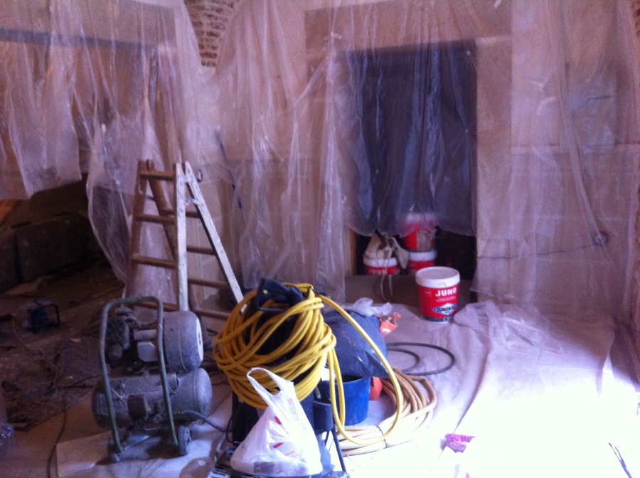 Aplicación de hidrofugante a ladrillos.