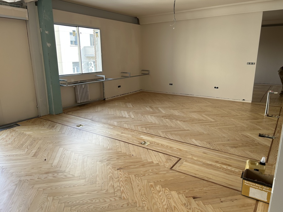 Lijado y barnizado satinado de parquet de Roble