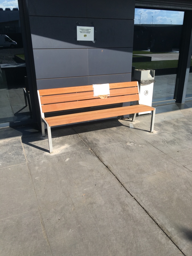 Montaje de banco exterior en CEU
