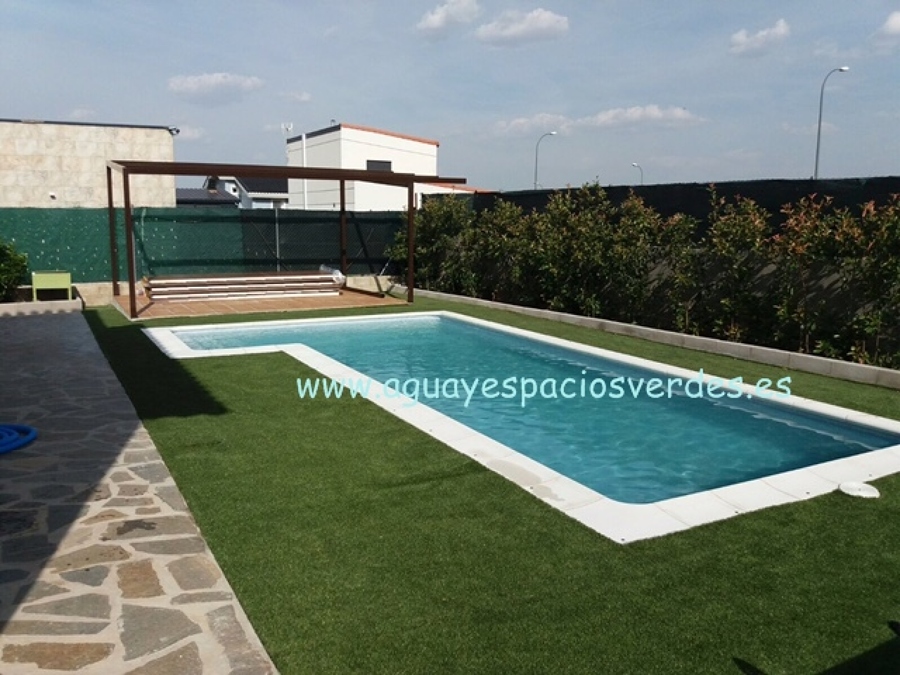 Piscina de obra con escalera lateral