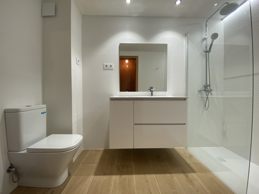 Baño blanco y ondas blancas..