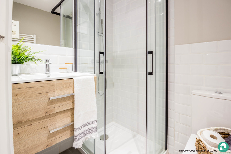 detalle baño en reforma y Home Staging de apartamento urbano en alquiler