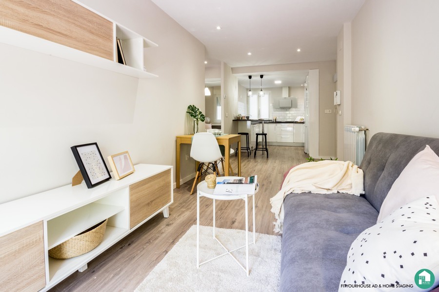 salón comedor con cocina abierta. detalle reforma y home staging de apartamento urbano en alquiler