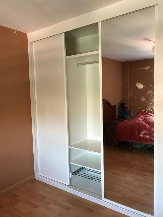 ARMARIO CORREDERA PUERTAS LISAS LACADAS BLANCAS COMBINACIÓN UNA DE ESPEJO