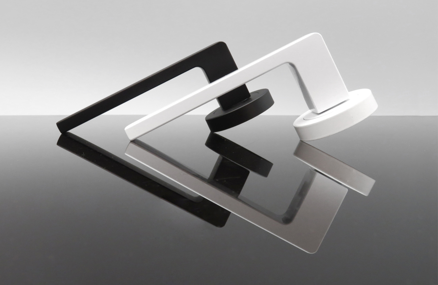 Manillas en blanco y negro para puertas