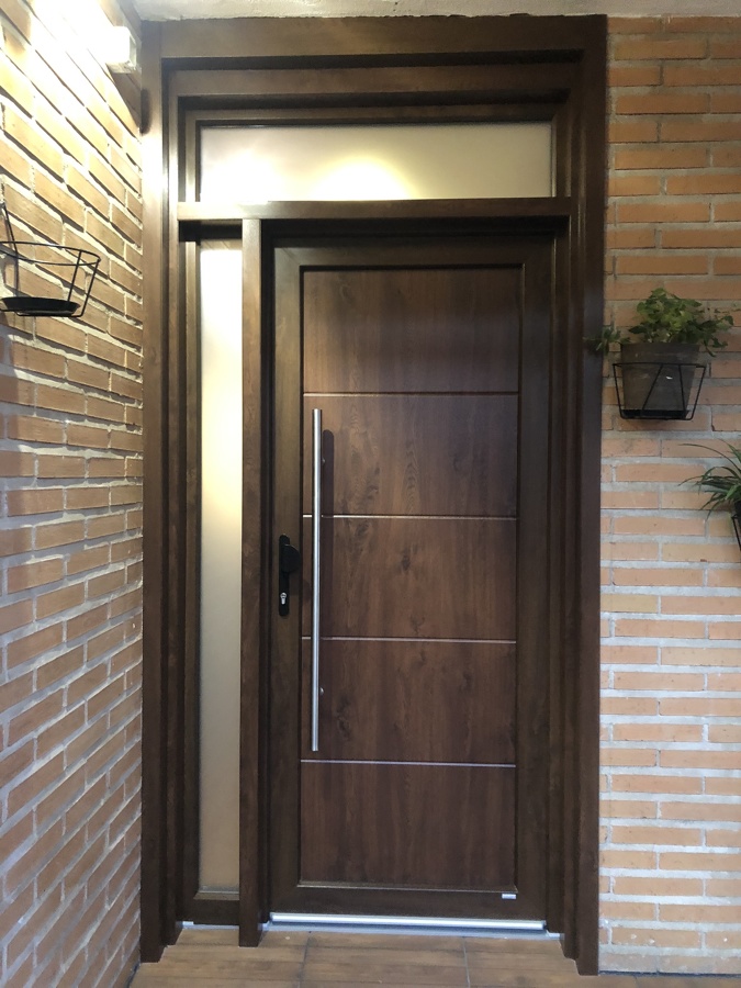 Puerta de entrada co fijos de cristal