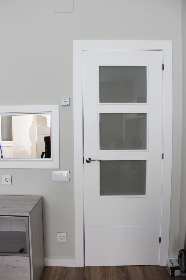 Puerta vidriera lacada blanca