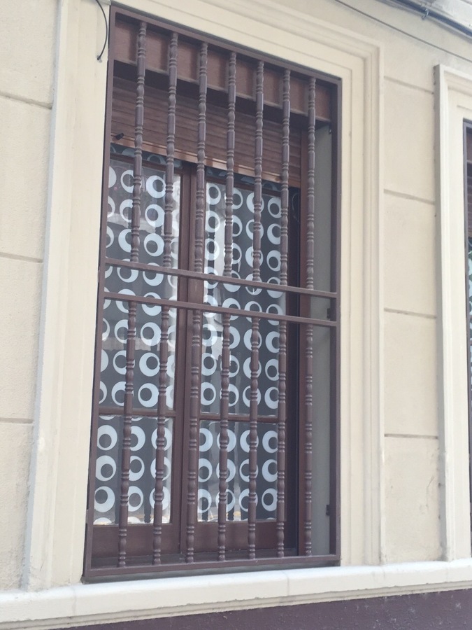 Persiana de aluminio y reja ornamental