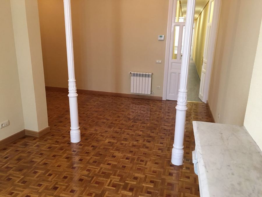 Salón con pilares de apoyo