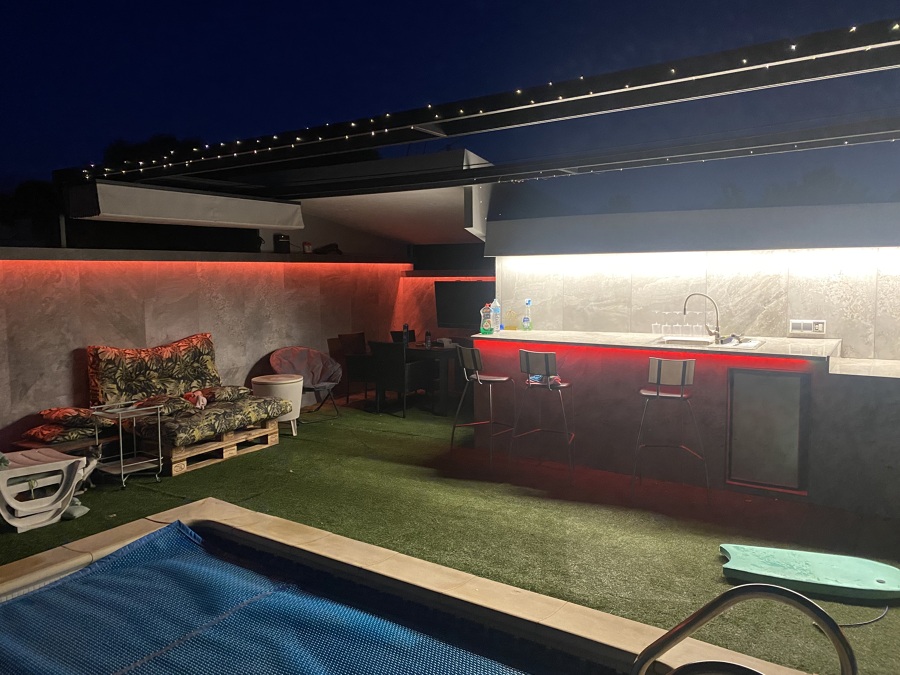 Barra y techo en piscina