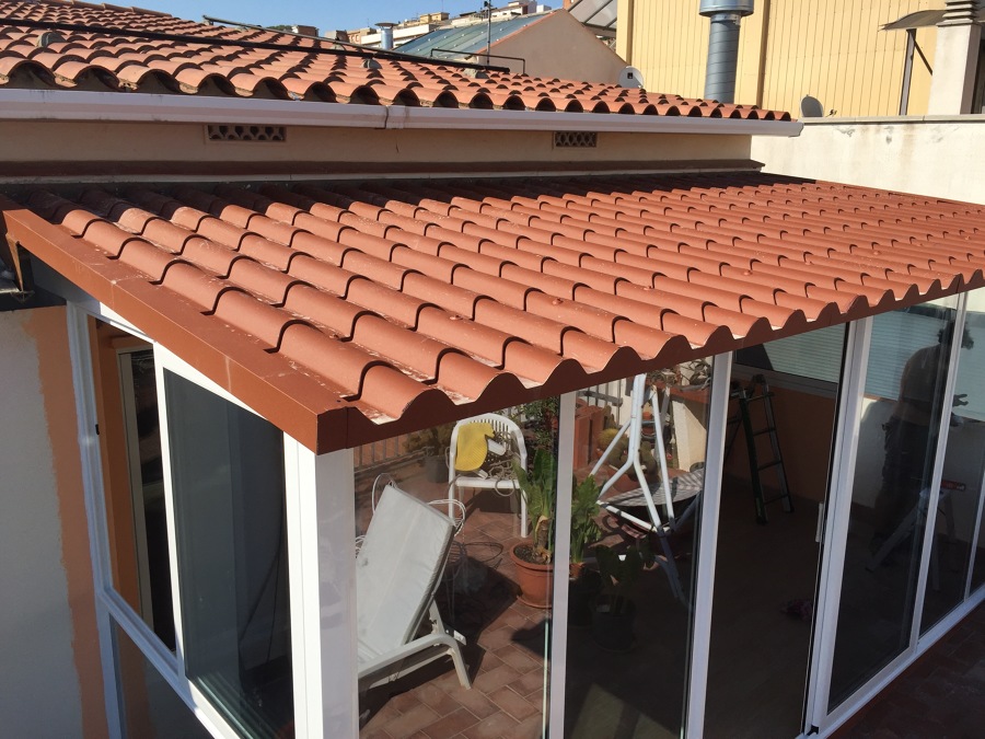 Corrimiento de aluminio con techo imitación teja