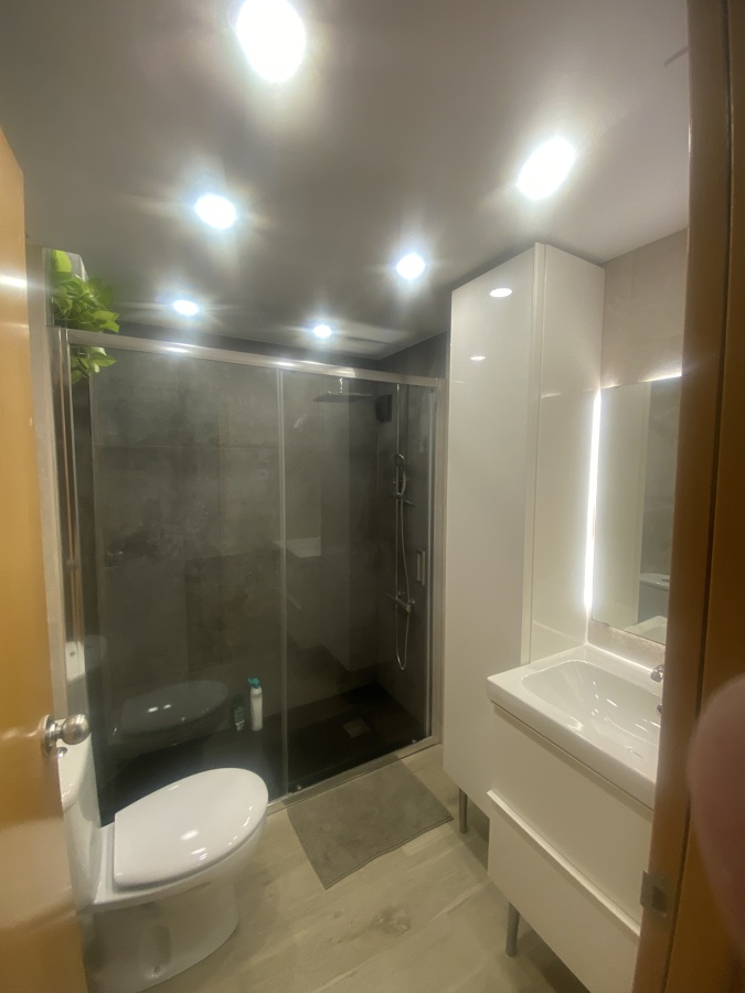 Baño gris y crema