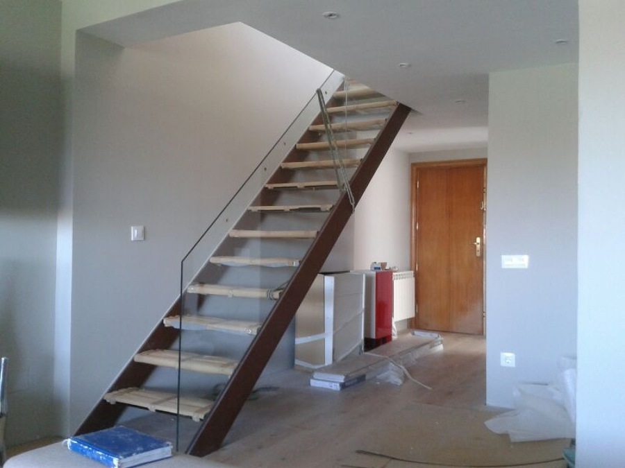 Escalera volada en hierro y cristal 