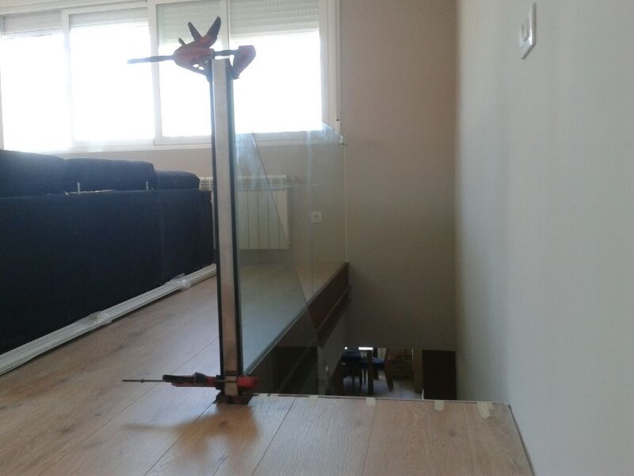 Acoplando barandilla de cristal 