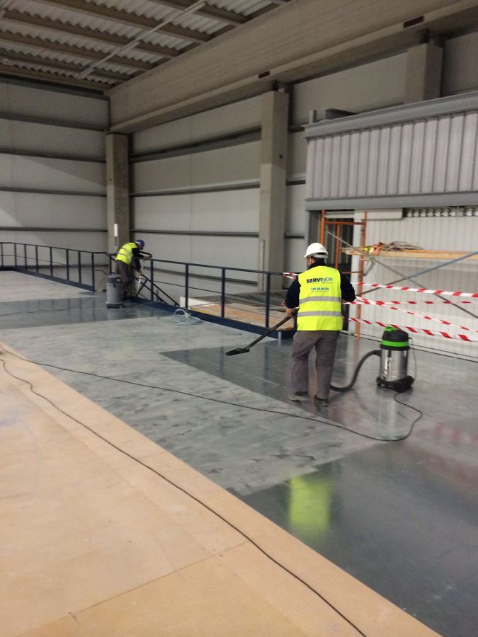 Aspirado y fregado de suelos de nave industrial