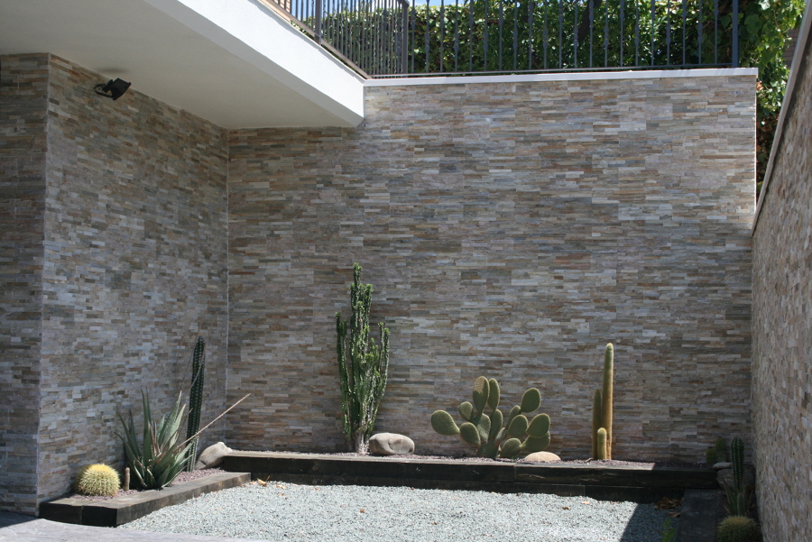 Fachada de casa forrada con piedra natural mililaja cuarcita
