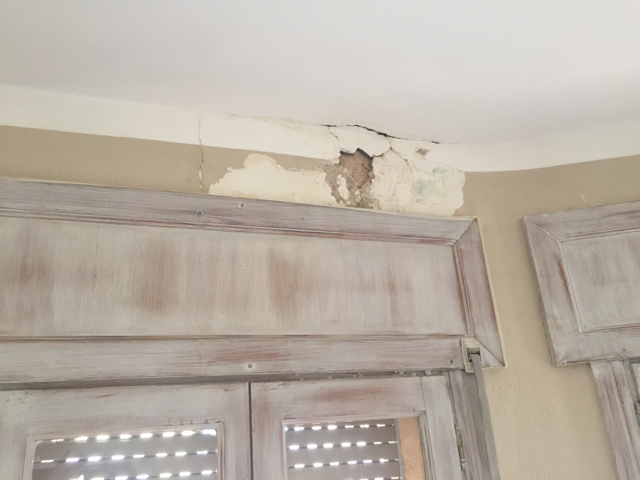 Tratamiento de humedad y posterior alisado con acabado en pintura acrílica mate