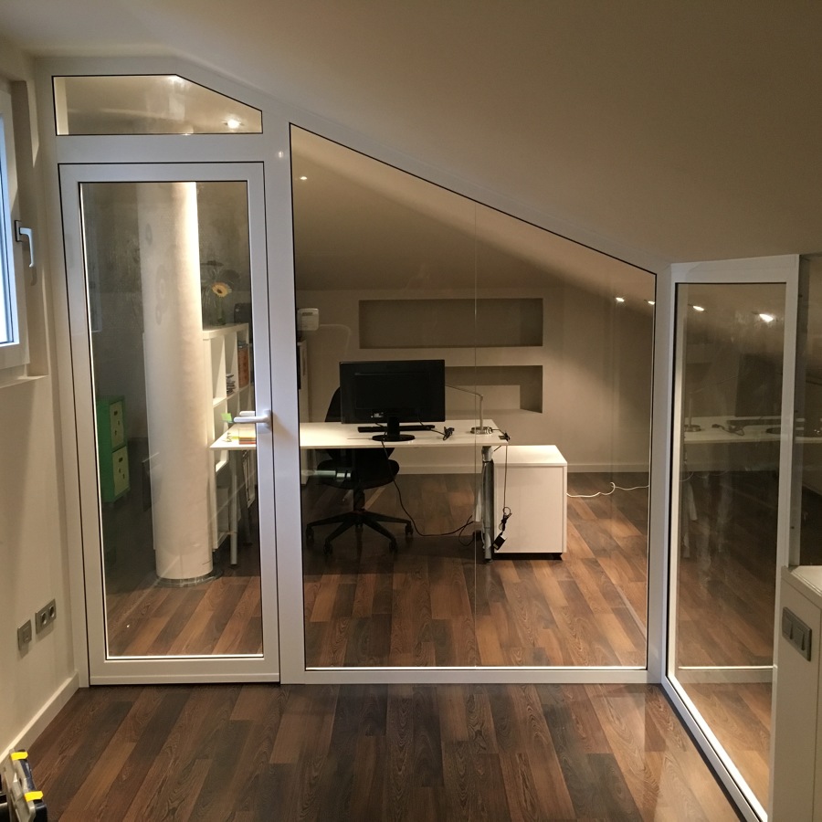 Tancament interior amb vidre i alumini