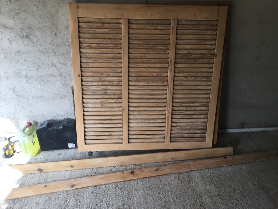 Decapado por medios mecánicos y posterior tratamiento de persianas mallorquinas