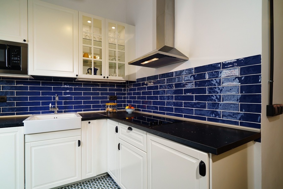 Cocina amueblada y decorada