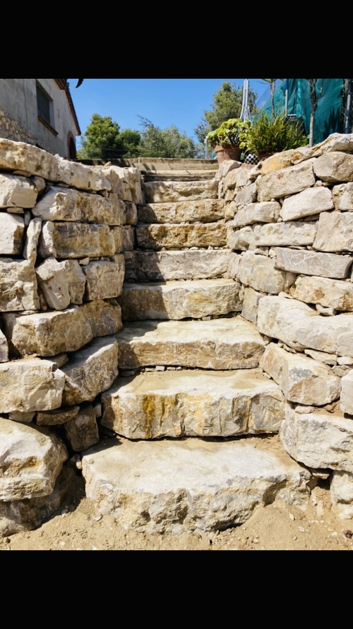 Escaleras de piedra natural rocalla