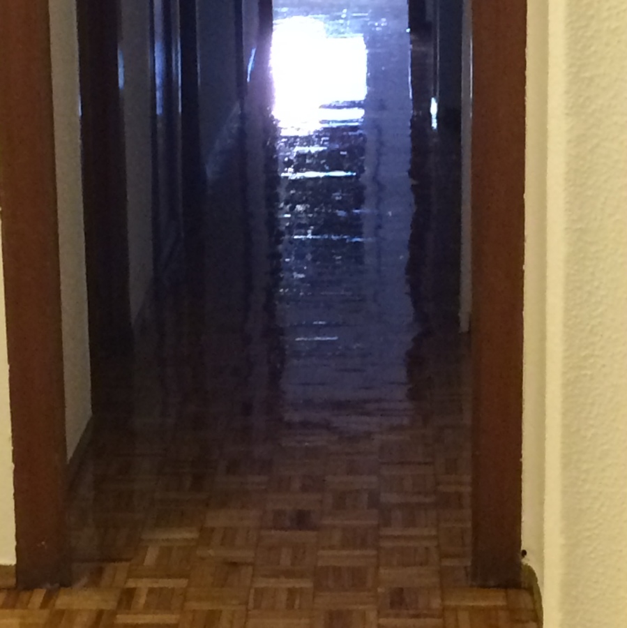 Acuchillado y barnizado suelo pasillo 