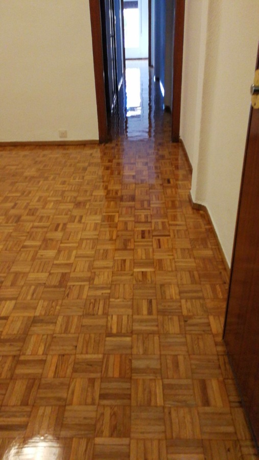 Acabado de barnizado pasillo y salón 