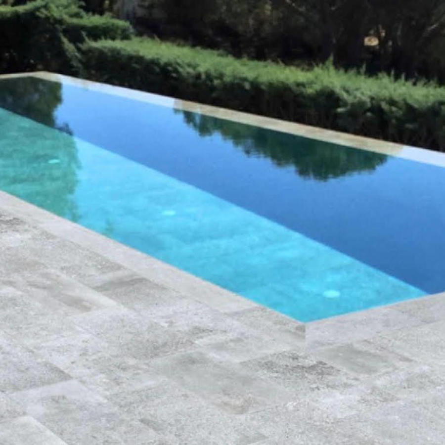 Piscinas minimalistas y desbordantes