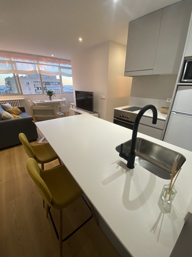 Cocina integrada en reforma en vivienda alquiler Paseo de la Castellana, Madrid - Mokara Estudio