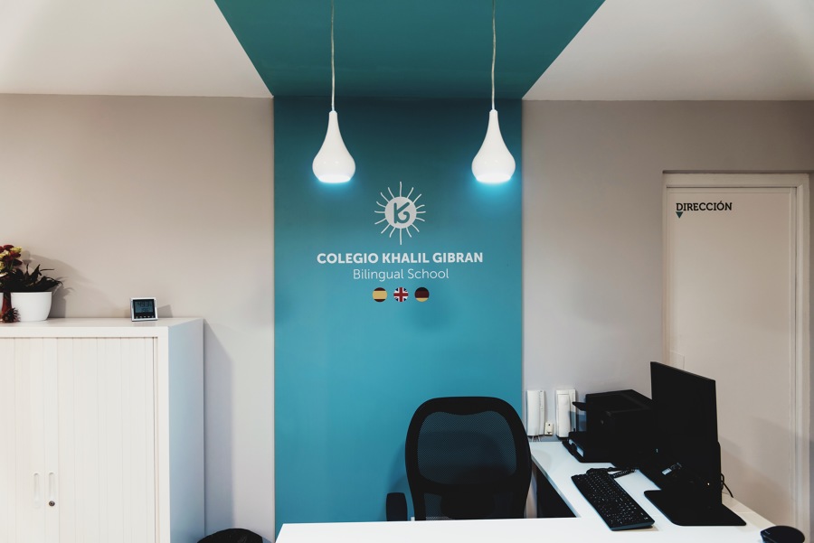 Proyecto interiorismo secretaría colegio Khalil Gibran