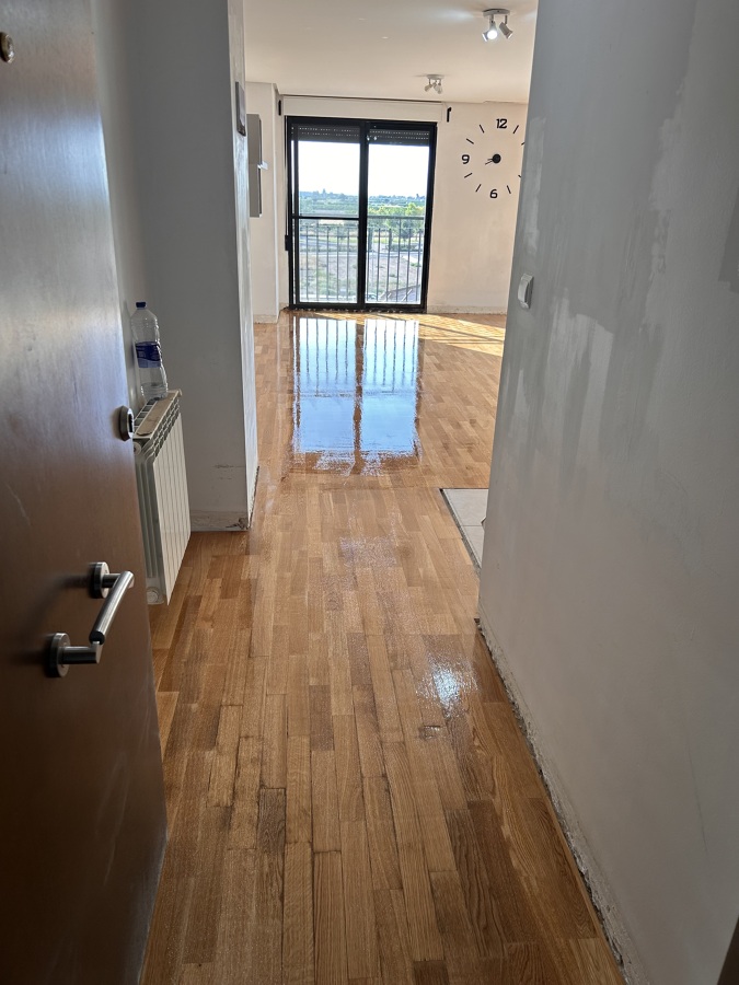 Barnizado parquet multicapa