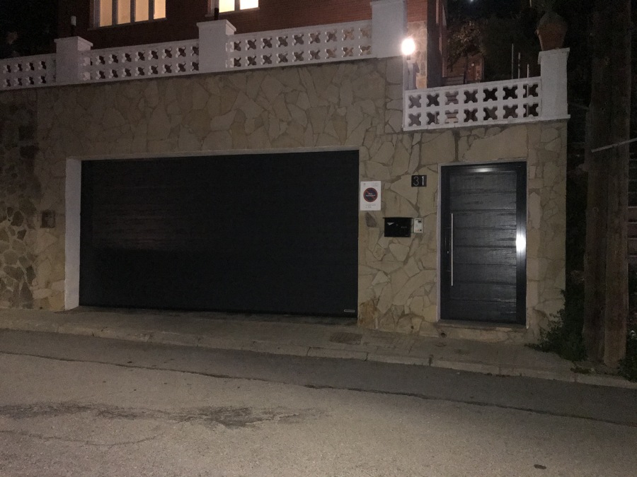 Puerta seccional y peatonal de panel residencial Hörmann