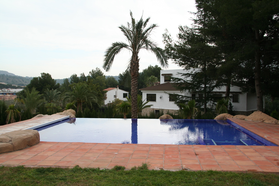 PISCINA CUADRADA DESBORDANTE