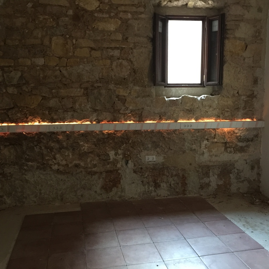 Iluminacion de pared de piedra