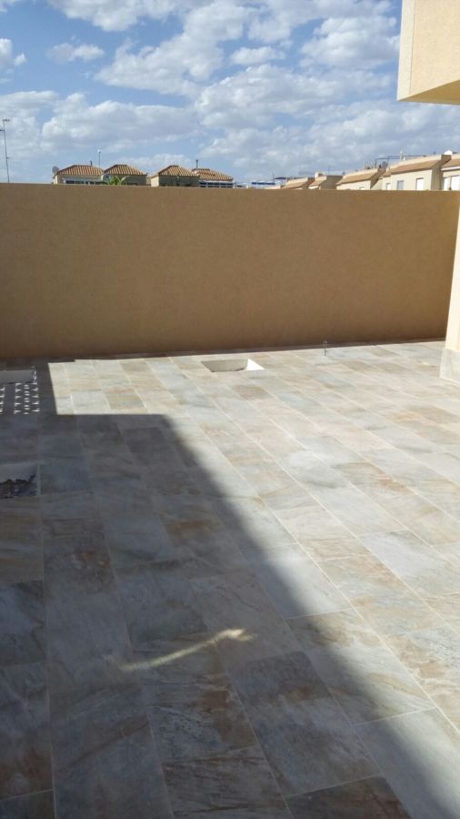 PAVIMENTO CON JARDINERAS