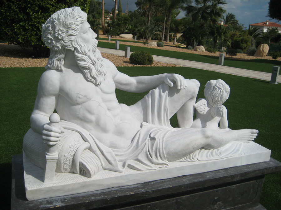 Detalle de la pieza en marmol macael tallada a mano de encargo