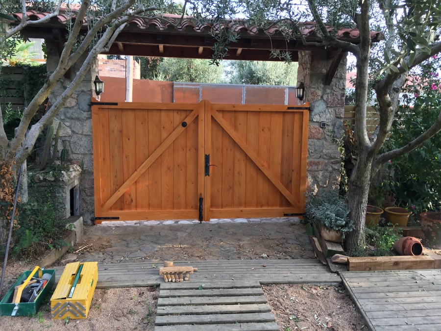 CANCELA ENTRADA A CASA CON HERRAJE RÚSTICO