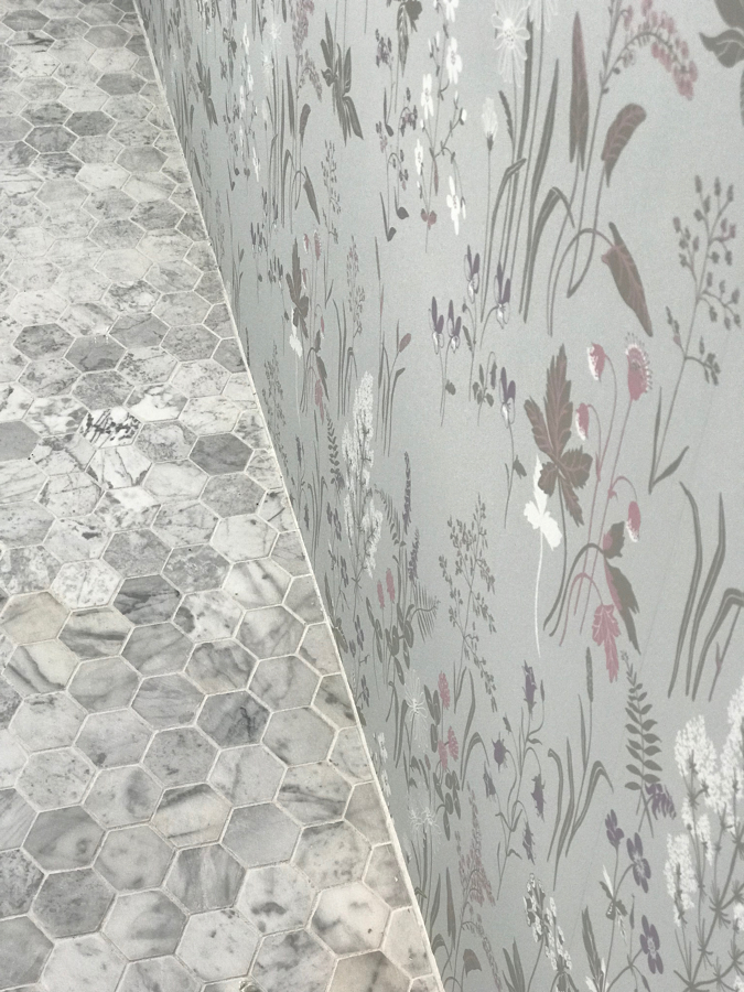 Suelo de mármol y empapelado de paramentos