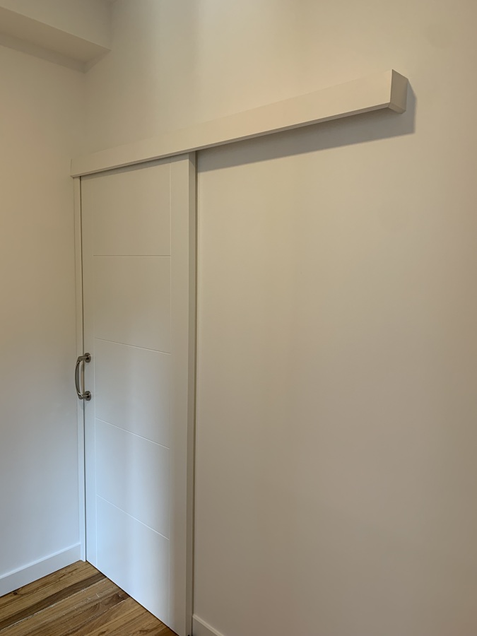 Puerta corredera de superficie