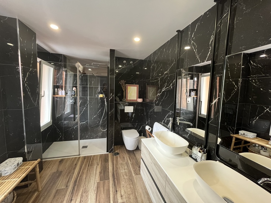 Baño elegante y luminoso