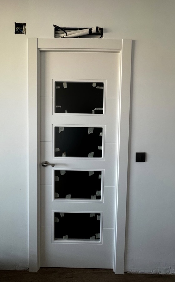 Puerta cristalera lacada