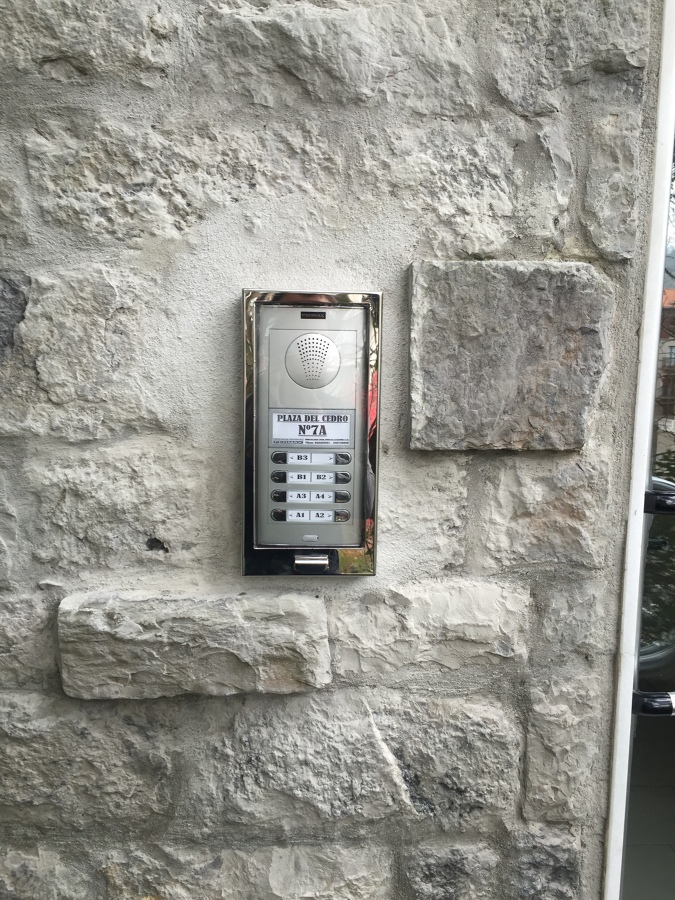 Portero con caja en acero