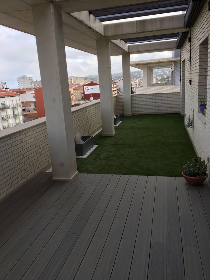 Terraza, tarima tecnológica y cesped
