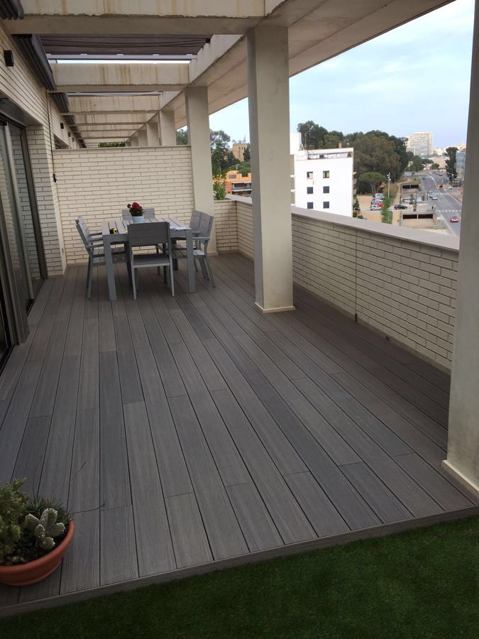 Terraza, tarima tecnológica y cesped